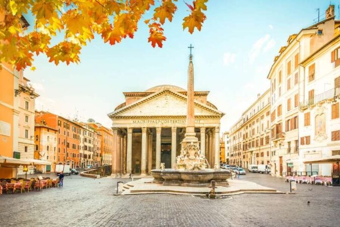Panthéon de Rome avec sa fontaine et son obélisque sur la place pour illustrer les monuments antiques de Rome.