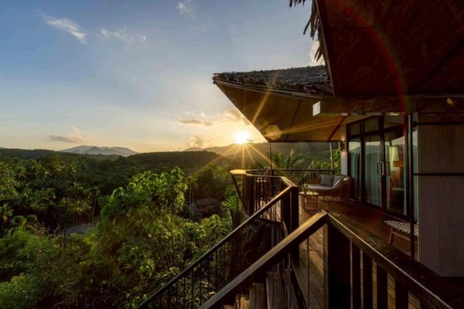 Vue magnifique sur la jungle au coucher du soleil depuis le balcon d'un lodge à Khao Sok.